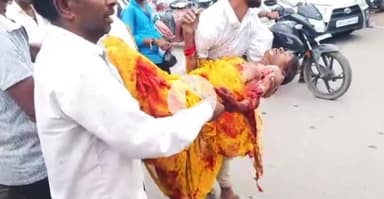 टीकमगढ़: अस्पताल चौराहे के पास तेज रफ्तार ट्रक ने महिला को कुचला, स्थानीय लोगों ने पहुंचाया अस्पताल