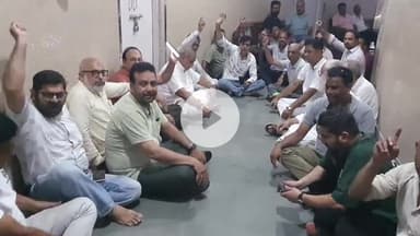 रामपुर: हाउस टैक्स और वाटर टैक्स की वृद्धि के विरोध में व्यापारी नगर पालिका के अध्यक्ष के कार्यालय के सामने धरने पर बैठे