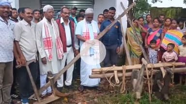 कांके: नगड़ी में ज़मीन अधिग्रहण के विरोध में हुई नगड़ी ज़मीन बचाओ संघर्ष समिति की बैठक, पूर्व मुख्यमंत्री चंपाई सोरेन हुए शामिल