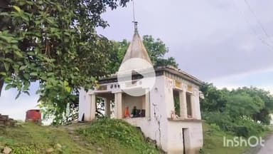 कर्वी: पथरामानी गांव में तालाब के किनारे स्थित भगवान शिव के प्राचीन मंदिर के जीर्णोद्धार की मांग ग्रामीणों ने की