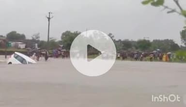 बारां: एन एच 27 भंवर गढ़ लिकं रोड पर पानी के तेज बहाव में कार बही, चालक को सुरक्षित निकाला गया