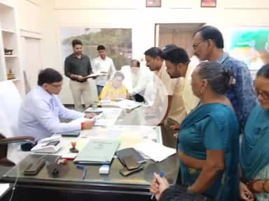 बीसलपुर: बिना पूर्ण बहुमत के पास हुए नगर पालिका परिषद पीलीभीत के बजट के विरोध में 14 सभासदों ने डीएम से की मुलाकात