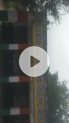 धौलपुर से सरमथुरा के पास मौठियापुरा मैं राजकीय उच्च माध्यमिक विद्यालय मोठियापुरा सरमथुरा धोलपुर राजस्थान गंदकी फेली है