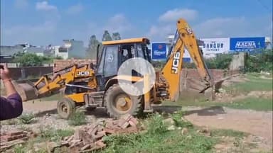 थानेसर: नगर पालिका ने अम्बाला रोड पर एक कॉलोनी में किए गए अवैध निर्माण को किया नष्ट, मौके पर भारी पुलिस बल मौजूद