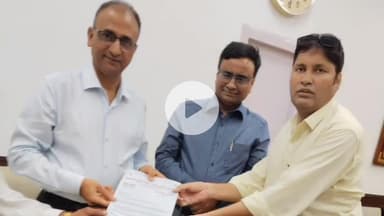 झांसी: विकलांग समिति ने डीआरएम कार्यालय में रेलवे के GM को ज्ञापन सौंपा, प्लेटफॉर्म 1 के गेट को खुलवाने की मांग