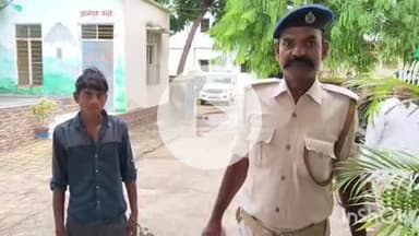 भभुआ: मनिहारी बाजार से पुलिस ने शराब के नशे में एक व्यक्ति को किया गिरफ्तार