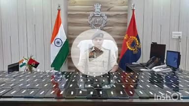 बलरामपुर: पुलिस की सर्विलांस टीम ने 159 गुमशुदा स्मार्टफोन बरामद कर फोन स्वामियों को सौंपे