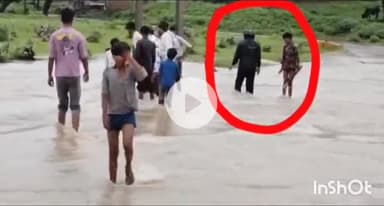 गुना: म्याना कटरा मोहल्ला में बारिश में टूटी पुलिया उफान पर, किस्त लेने जा रहे व्यक्ति की बाइक डूबी