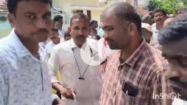 హసన్​పర్తి: హసన్పర్తి లో యూరియా కోసం రోడ్ ఎక్కిన అన్నదాత. ప్రభుత్వం సరిపడా యూరియా బస్తాలు అందించాలని డిమాండ్