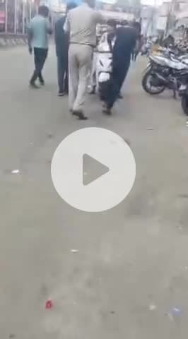 भीलवाड़ा: ट्रेफिक पुलिस की दबंगई का वीडियो वायरल, रेलवे स्टेशन चौराहे पर पुलिसकर्मी आम नागरिकों के साथ कर रहे अभद्रता