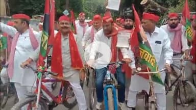 मिर्ज़ापुर: सपा के कार्यकर्ताओं ने 'वोट छोड़ गद्दी छोड़' के नारे के साथ लोहिया ट्रस्ट से निकाली विशाल साइकिल यात्रा