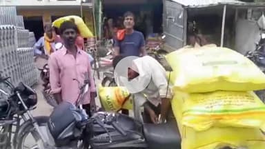 मझौलिया: अहवर कुड़िया में कृषि विभाग की निगरानी में किसानों को यूरिया का किया गया वितरण