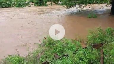 टुन्डीका गांव में बरी बारिश के करण शुक्रवार को एक छोटा बाजार होती है जो आज बाजार स्थान से पानी बहा गया है