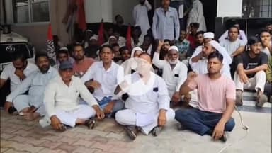 सहारनपुर: कांग्रेस के महानगर उपाध्यक्ष के नेतृत्व में खाताखेड़ी के लोगों ने नगर निगम पर किया प्रदर्शन, मुख्य सड़क बनवाने की मांग