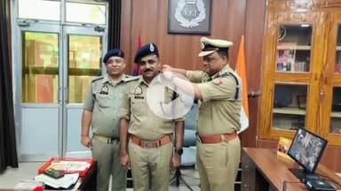 मिर्ज़ापुर: पुलिस अधीक्षक ने अपर पुलिस अधीक्षक ऑपरेशन को एसपी बनने पर एसपी कार्यालय में बैच लगाकर दी बधाई
