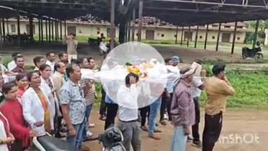 जगदलपुर: बस्तर जिले के एनएचएम कर्मचारियों ने हड़ताल के पांचवें दिन संविदा प्रथा की शव यात्रा निकालकर किया शव दहन