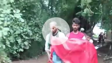 झांसी: बेहटा गांव में श्मशान घाट जाने वाले रास्ते कीचड़ से भरे होने पर ग्रामीण शव को हाथों में उठाकर ले जाने को मजबूर, वीडियो वायरल