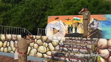 कर्वी: पुलिस अधीक्षक चित्रकूट ने शुक्रवार को परेड की सलामी लेकर परेड का निरीक्षण किया और पुलिस लाइन का भ्रमण किया