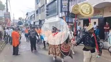 झांसी: मिसुरया वाली गली में गणेश प्रतिमा आगमन पर महानगर में निकाला गया भव्य जुलूस, भगवान शिव की झांकी रही आकर्षण का केंद्र