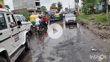 सासाराम: सासाराम रोड पर लगातार पानी बहने से गड्ढे में गाड़ी पलटने से बाल-बाल बची, जाम की समस्या बनी हुई है