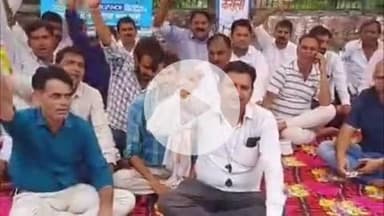 करौली: पटवार व कानूनगो संघ ने सिटी पार्क के बाहर दिया धरना, लालसोट तहसीलदार के साथ मारपीट करने वालों की गिरफ्तारी की मांग की