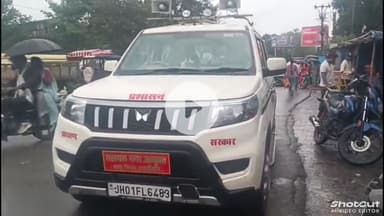 हज़ारीबाग: पुराना बस स्टैंड के पास नगर निगम का अतिक्रमण अभियान, फुटपाथी दुकानदारों ने किया विरोध