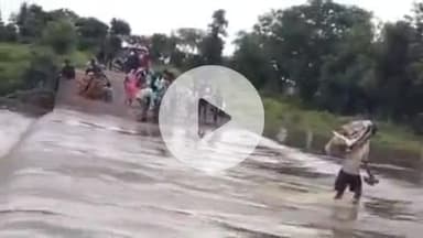 झांसी: मध्य प्रदेश में हो रही बारिश के कारण बेतवा नदी का जलस्तर बढ़ने से रक्सा और बैदौरा गांव के बीच बनी पुलिया पानी में डूबी