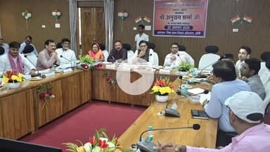 झांसी: कलेक्ट्रेट के नवीन सभागार में हुई बैठक में सांसद ने कैम्प आयोजित कर ई-श्रम कार्ड बनाने का दिया सुझाव