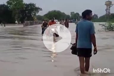 बारां: खेड़ली गांव की पुलिया पर 3 फीट पानी आने से बारां- मांगरोल मार्ग हुआ बंद, सड़क के दोनों ओर वाहनों की लगी कतारें