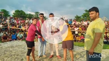 पतरघट: पस्तपार बाजार में कृष्ण जन्माष्टमी कुश्ती महामुकाबला आयोजित, थाना अध्यक्ष ने किया उद्घाटन