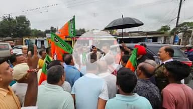 हज़ारीबाग: सांसद मनीष जायसवाल ने जर्जर सड़कों का निरीक्षण किया, मरम्मत का निर्देश दिया