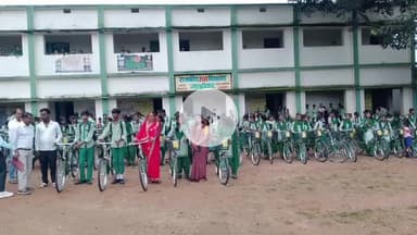 हज़ारीबाग: गाल्होबार उच्च विद्यालय में विद्यार्थियों के बीच साइकिल वितरित, मुखिया रहीं उपस्थित