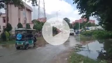 पडरौना: कुशीनगर मुख्यालय पर जलनिकासी की खुली पोल, नाली न होने से मेन रोड पर जलभराव, लोगों को आना-जाना में समस्याएं