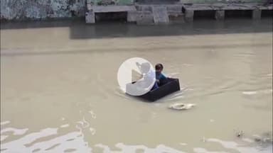 मथुरा: जयसिंहपूरा में खादर के मकानों में घुसा बाढ़ का पानी, छतों पर रहने को मजबूर लोग