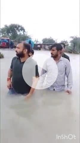 बारां: भारी बारिश के बीच समाजसेवी प्रशांत विजय ने सहरिया बस्ती और बंजारा बस्ती में पहुंचाई राहत सामग्री