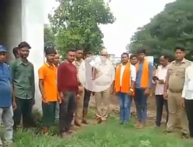 गभाना: कलुवा गांव स्थित गोशाला में मृत गोवंशों को देखकर हिंदू रक्षा दल के कार्यकर्ताओं में पनपा आक्रोश, किया हंगामा