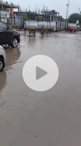 कोटा रेल्वे स्टेशन ओटो स्टेंड बना तालाब हजारों यात्री बुकिंग गेट से अंदर बाहर आते जाते है।
अधिकारी के दावे निकले खोखले