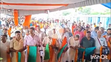 सासाराम: सासाराम के रेलवे स्टेशन से पूर्व विधायक जवाहर कुशवाहा ने हरी झंडी दिखाकर अमृत भारत एक्सप्रेस को किया रवाना