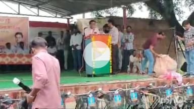 मालथोन: रोड़ा ग्राम स्थित शासकीय माध्यमिक शाला में आयोजित साइकिल वितरण कार्यक्रम में शामिल हुए युवा BJP नेता अविराज सिंह