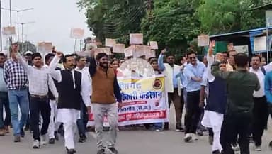 कोंडागांव: 11 सूत्रीय मांगों को लेकर कर्मचारी-अधिकारी फेडरेशन ने कोंडागांव में धरना प्रदर्शन किया, सीएम के नाम सौंपा ज्ञापन