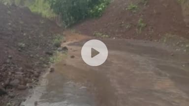 अक्कलकुवा: कुवा ते भराडीपादर घाट रस्त्यात मातीचा मलबा कोसळल्याने वाहतुकीवर मोठा परिणाम