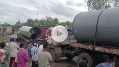 बीना: ग्राम भानगढ़ में अधूरी पुलिया में भूसे से भरा ट्रक पलटा, लगी वाहनों की लंबी कतार