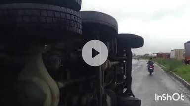 गुना: नेशनल हाईवे 46 के गुना बाईपास पर प्याज से भरा ट्रक पलटा, 4 घंटे तक लगा रहा जाम