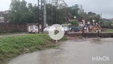 गुना: कलेक्टर ने गुनिया नदी के गहरीकरण और अतिक्रमण हटाने की कार्रवाई का निरीक्षण किया, सिंधिया के दौरे के लिए रूट देखा