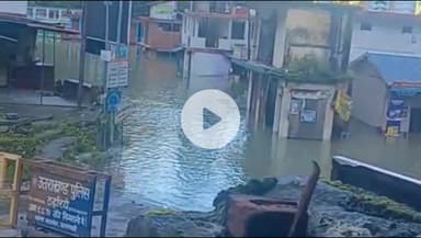 डुंडा: स्याना चट्टी में यमुना नदी पर बनी झील का पानी नहीं हो रहा है, जलस्तर बढ़ता जा रहा है, होटल, दुकान व भवन अभी भी जलमग्न