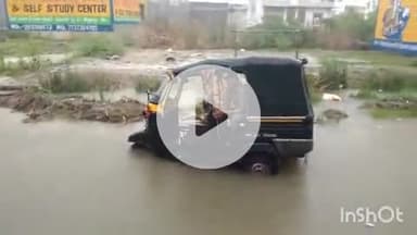 बारां: बारां शहर में भारी बारिश के कारण नाकोड़ा एन्क्लेव रोड़ पर अध्यापिकाओं को ले जा रहा ऑटो पानी में फंसा, नहीं हुई जनहानि