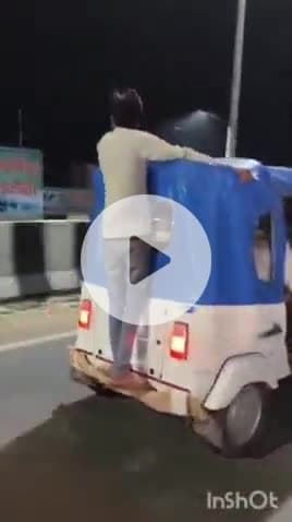 एत्मादपुर: एत्मादपुर में ऑटो के पीछे लटककर जान को जोखिम में डालकर सफर कर रहा युवक, ऑटो चालक की लापरवाही, वीडियो हुआ वायरल