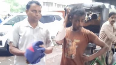 चाण्डिल : चौका मोड़ ओवरब्रिज पर पीएलवी कार्तिक गोप ने दिखाई संवेदनशीलता #chandilnews #humanity #chowka #jharkhand