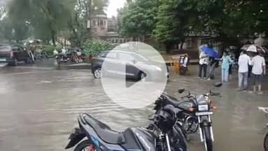 लाडपुरा: भारी बारिश से राजकीय महाविद्यालय नयापुरा परिसर में भरा पानी परीक्षा देने आए छात्र परेशान भवन की हालत जर्जर