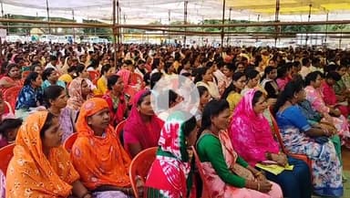 कोंडागांव: छत्तीसगढ़ कर्मचारी-अधिकारी फेडरेशन का डीएनके मैदान में एकदिवसीय धरना प्रदर्शन, सरकारी कार्यालयों में लगे ताले